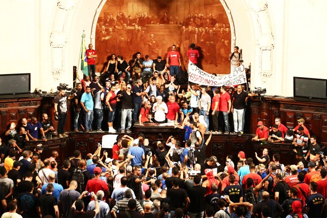 Manifestantes invadem o plenário da Assembleia Legislativa do Rio de Janeiro (RJ), no centro da cidade. Servidores,  aposentados e pensionistas da área da segurança pública protestam em frente ao prédio contra o pacote de medidas proposto pelo governo do estado para conter a crise financeira - 08/11/2016