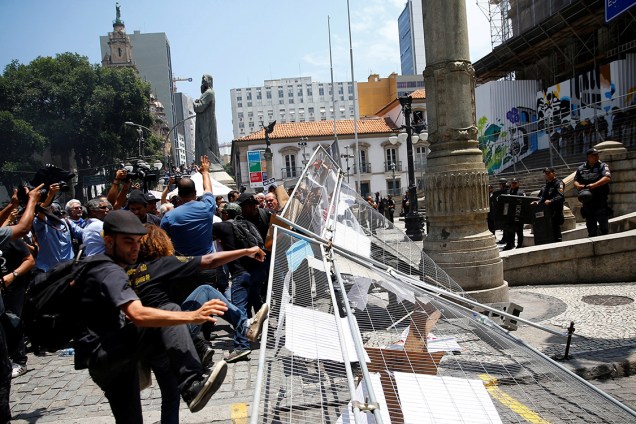 Manifestantes protesatam em frente à Assembleia Legislativa do Rio de Janeiro