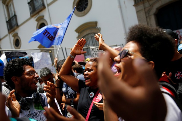 Manifestantes protesatam em frente à Assembleia Legislativa do Rio de Janeiro - 16/11/2016