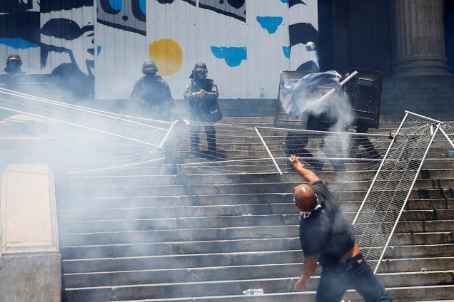 Polícia Militar do Rio de Janeiro tenta conter manifestações em frente à Assembleia Legislativa do Rio de Janeiro com bombas de gás lacrimogêneo - 16/11/2016