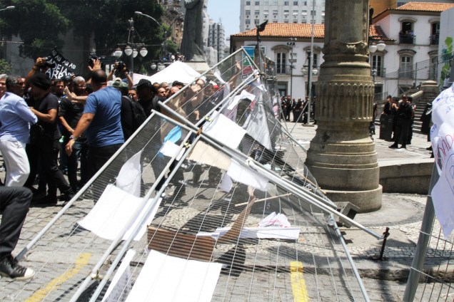 Manifestantes derrubam grade em frente à Alerj (Assembleia Legislativa do Rio), onde deputados iniciaram discussão para a votação do pacote de medidas do governo do Estado - 16/11/2016