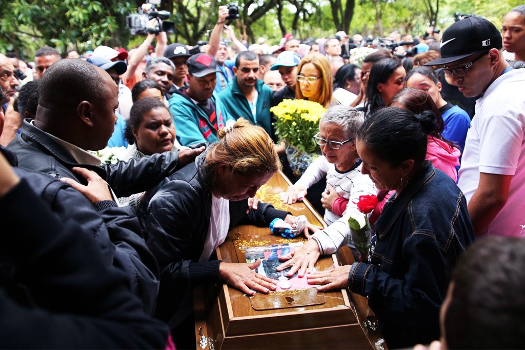 Mãe do jovem Jonathan Moreira Ferreira durante enterro dos quatros jovens mortos em uma chacina, no Cemitério da Vila Alpina, zona leste de São Paulo (SP) - 12/11/2016