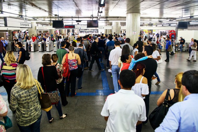 Passageiros enfrentam longas filas nas catracas e plataformas na estação Sé do Metrô, localizada na região central de São Paulo (SP), devido à falha no sistema - 10/11/2016
