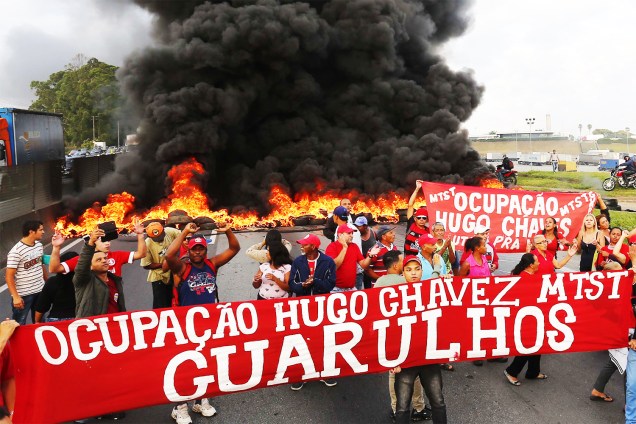 Integrantes do MTST realizam protesto na Rodovia Presidente Dutra, altura do trevo de Bonsucesso, em Guarulhos (SP), contra a PEC 55 (antiga 241) que limita os gastos públicos pelos próximos 20 anos - 11/11/2016