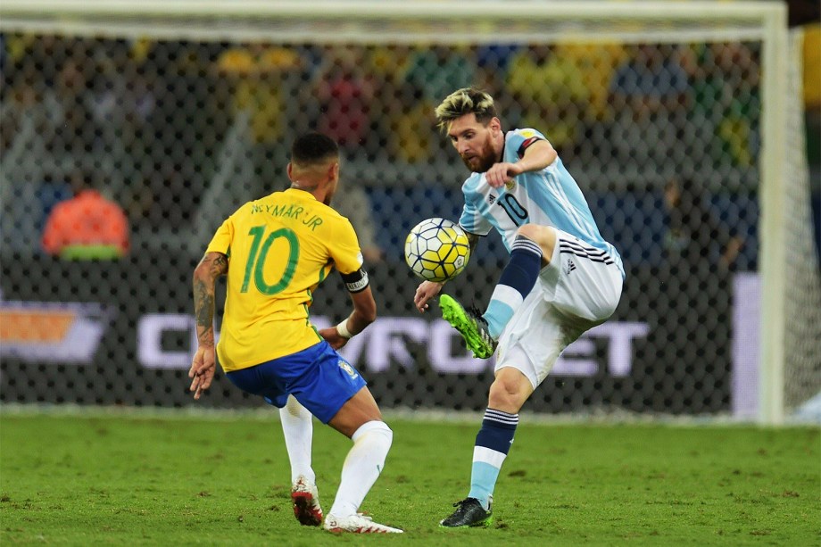 Belo Horizonte - MG - 10/11/2016 - Eliminatorias da copa do Mundo 2018  Brasil x Argentina, Fulano do Brasil disputa lance contra jogador da  Argentina pela eliminatoria da copa do Mundo de