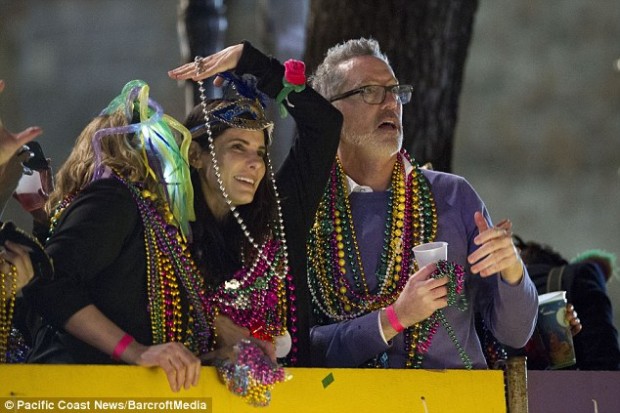 A atriz Sandra Bullock foi uma das celebridades que esteve em Nova Orleans para o Mardi Gras