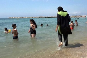 A praia está fervendo: proibição de roupa de banho para muçulmanas mostra o nível de tensão na França depois de atentados