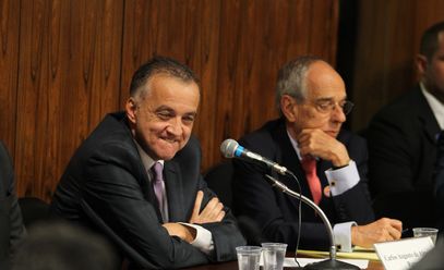 Carlinhos Cachoeira e Márcio Thomaz Bastos durante sessão da CPI. É a imagem do dia. Silêncio eloquente