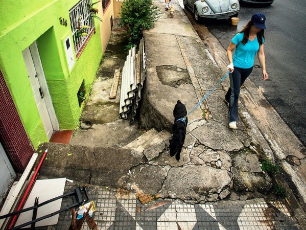Pedestre caminha pela rua Apinajés, no bairro paulistano de Perdizes (Foto: Lucas Lima/ VejaSP)