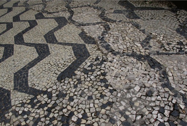 Mosaico parcialmente destruído na Avenida São Luís (Foto Pedro Martinelli)