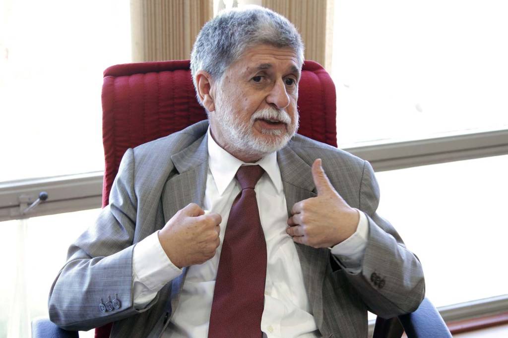 Celso Amorim deve ser devolvido à lata de lixo da História