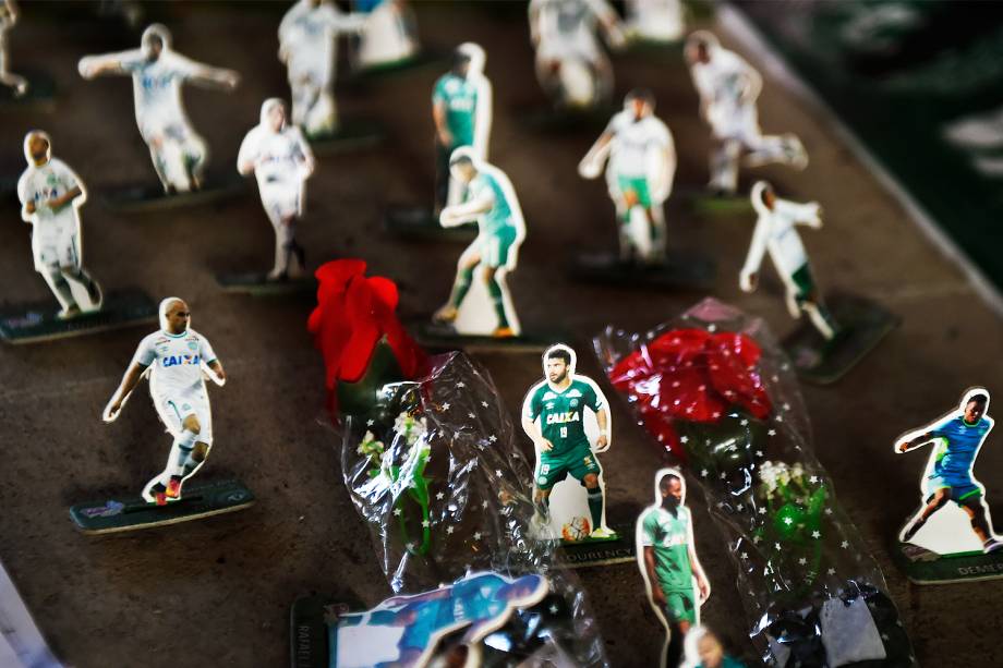 Torcedores enfeitam Arena Condá com flores e cartazes em homenagem às vítimas da Chapecoense - 01/12/2016