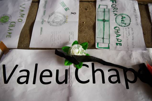Torcedores enfeitam Arena Condá com flores e cartazes em homenagem às vítimas da Chapecoense - 01/12/2016