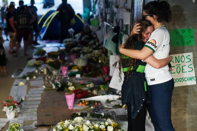 Torcedores da Chapecoense lamentam tragédia com avião que transportava a delegação da equipe