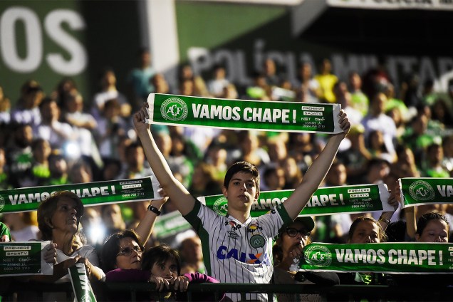 Torcedores da Chapecoense lotam a Arena Condá, na cidade de Chapecó (SC),  durante tributo às vítimas do acidente aéreo na Colômbia - 29/11/2016