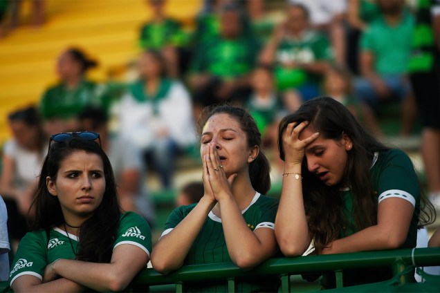 Torcedores da Chapecoense prestam homenagens ao clube na Arena Condá, em Chapecó (SC), após aeronave que transportava a delegação cair na Colômbia - 30/11/2016