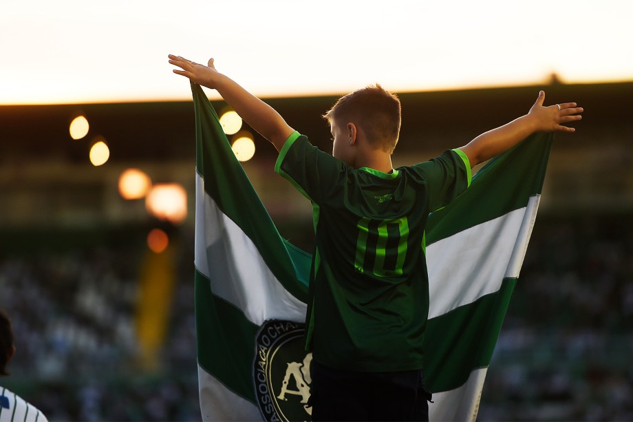 Torcedores da Chapecoense prestam homenagens ao clube na Arena Condá, em Chapecó (SC), após aeronave que transportava a delegação cair na Colômbia