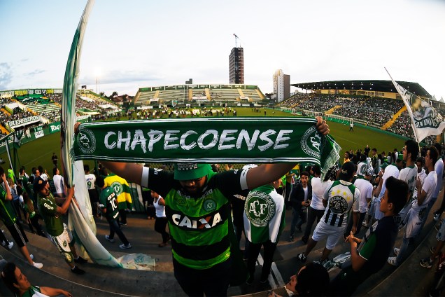 Torcedores da Chapecoense prestam homenagens ao clube na Arena Condá, em Chapecó (SC), após aeronave que transportava a delegação cair na Colômbia - 30/11/2016
