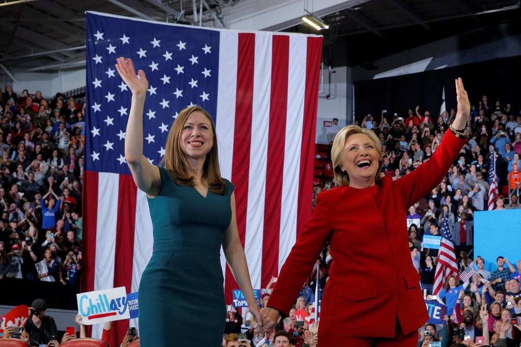 Hillary Clinton e sua filha, Chelsea Clinton, durante campanha presidencial
