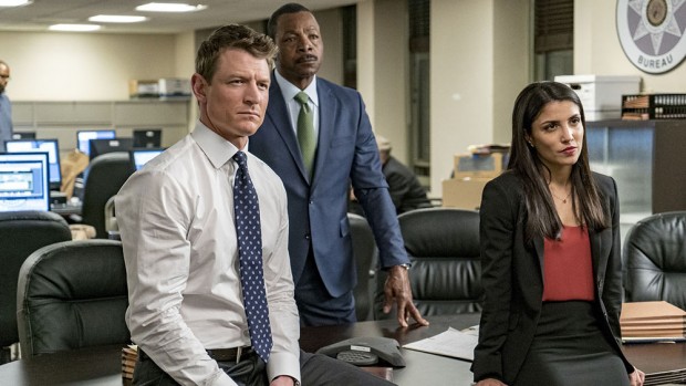 (E-D) Philip Winchester,  Carl Weathers e Nazneen Contractor em 'Chicago Justice' (Foto: Matt Dinerstein/NBC)