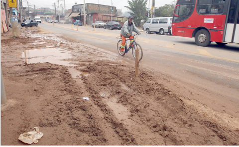 Ciclofaixa da rua Bento Guelf: a lama tomou a pista Fotos de Luiz Calos Murauskas/Folhapress)