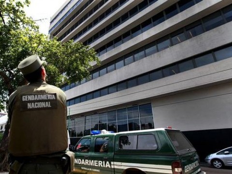 Sede da empresa Cablevisión, tomada e cerca pela polícia na Argentina (Foto: Silva Colombo/La Nacíon)