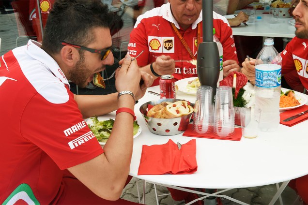 Equipe Ferrari almoça no Autódromo de Interlagos, zona sul de São Paulo (SP), às vésperas do Grande Prêmio do Brasil de Fórmula 1 - 11/11/2016