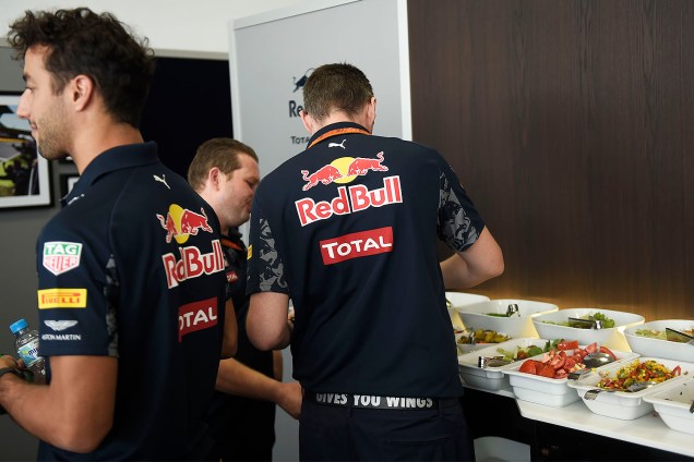 Equipe Red Bull Racing almoça no Autódromo de Interlagos, zona sul de São Paulo (SP), às vésperas do Grande Prêmio do Brasil de Fórmula 1 - 11/11/2016