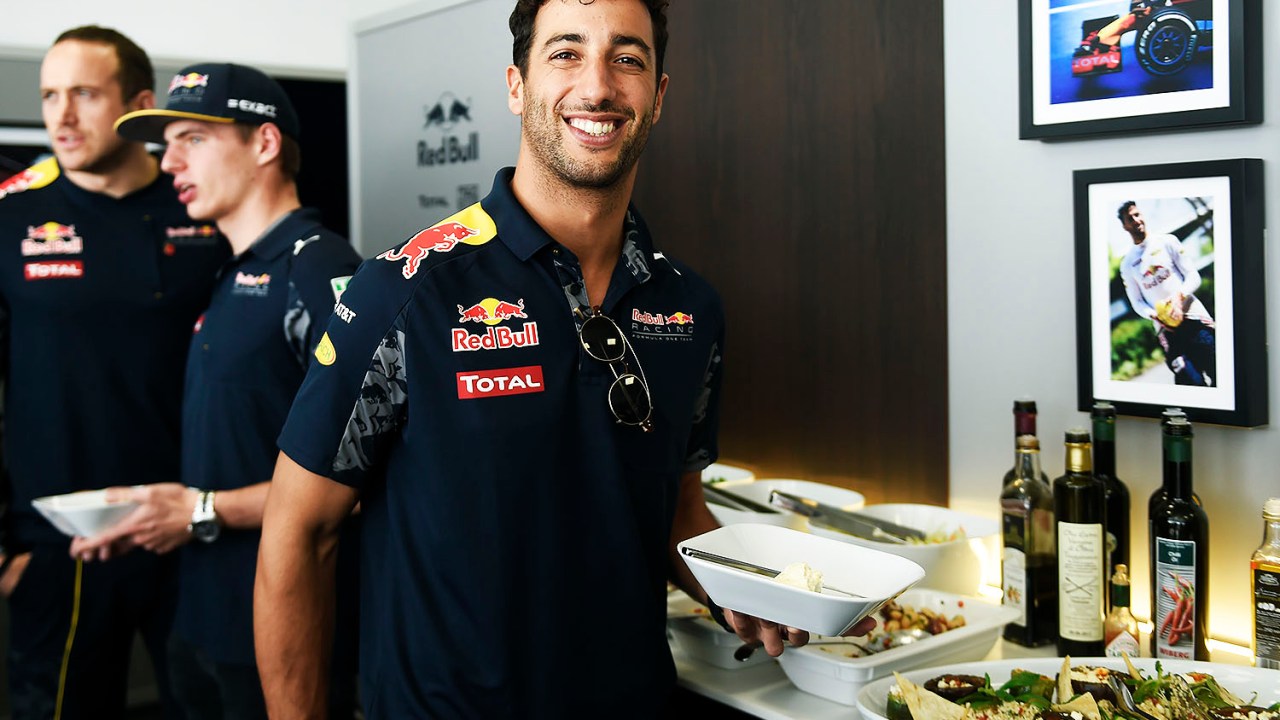 O piloto australiano Daniel Ricciardo, da equipe Red Bull Racing, almoça no Autódromo de Interlagos, zona sul de São Paulo (SP), às vésperas do Grande Prêmio do Brasil de Fórmula 1 - 11/11/2016