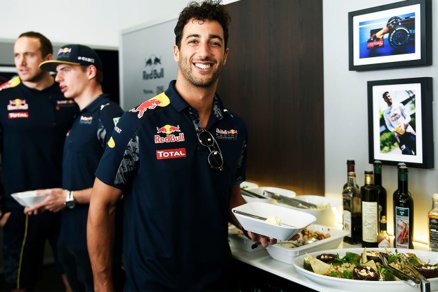 O piloto australiano Daniel Ricciardo, da equipe Red Bull Racing, almoça no Autódromo de Interlagos, zona sul de São Paulo (SP), às vésperas do Grande Prêmio do Brasil de Fórmula 1 - 11/11/2016