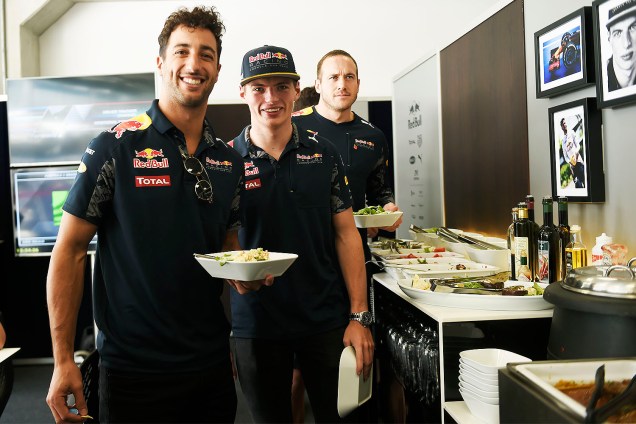 Os pilotos da equipe Red Bull Racing, Daniel Ricciardo (esq) e Max Verstappen (dir), almoçam no Autódromo de Interlagos, zona sul de São Paulo (SP), às vésperas do Grande Prêmio do Brasil de Fórmula 1 - 11/11/2016