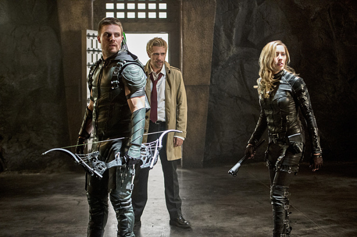 (E-D) Stephen Amell, Matt Ryan e Katie Cassidy em cena do episódio 'Haunted' de 'Arrow' (Fotos: Cate Cameron/The CW)