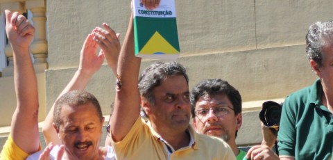 Presidente do PSDB, Aécio Neves faz o que os petistas não podem: erguer a Constituição