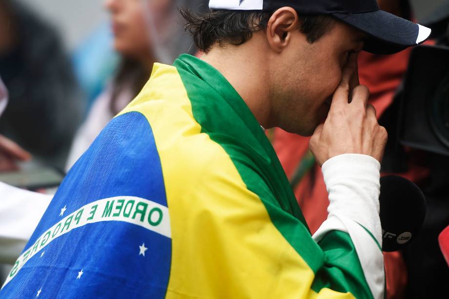 O piloto brasileiro Felipe Massa carrega bandeira do Brasil após abandonar prova no Autódromo de Interlagos - 13/11/2016