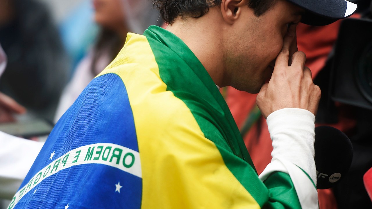 O piloto brasileiro Felipe Massa carrega bandeira do Brasil após abandonar prova no Autódromo de Interlagos - 13/11/2016