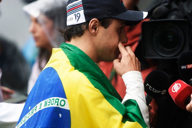 O piloto brasileiro Felipe Massa carrega bandeira do Brasil ao abandonar prova no Autódromo de Interlagos - 13/11/2016