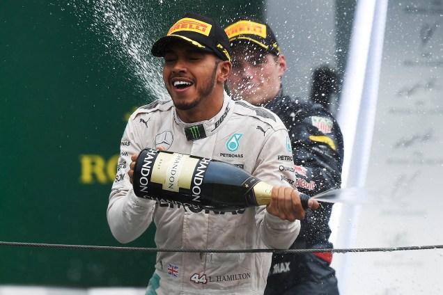 O piloto britânico Lewis Hamilton comemora após vencer o Grande Prêmio do Brasil de Fórmula 1, realizado no Autódromo de Interlagos - 13/11/2016