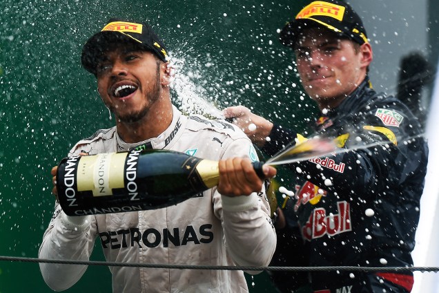 O piloto britânico Lewis Hamilton comemora após vencer o Grande Prêmio do Brasil de Fórmula 1, realizado no Autódromo de Interlagos - 13/11/2016