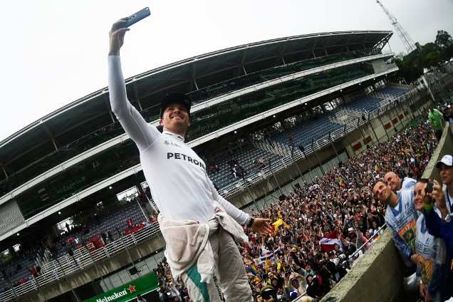 O piloto Nico Rosberg, líder do campeonato, faz selfie com torcedores após conquistar a segunda posição no Grande Prêmio do Brasil de Fórmula 1, realizado no Autódromo de Interlagos - 13/11/2016