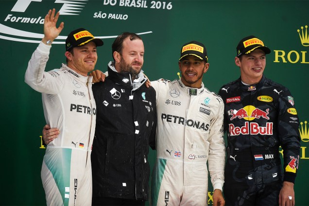 Os pilotos Nico Rosberg (esq), Lewis Hamilton (centro) e Max Verstappen (dir), durante cerimônia de premiação no Grande Prêmio do Brasil de Fórmula 1, realizado no Autódromo de Interlagos - 13/11/2016