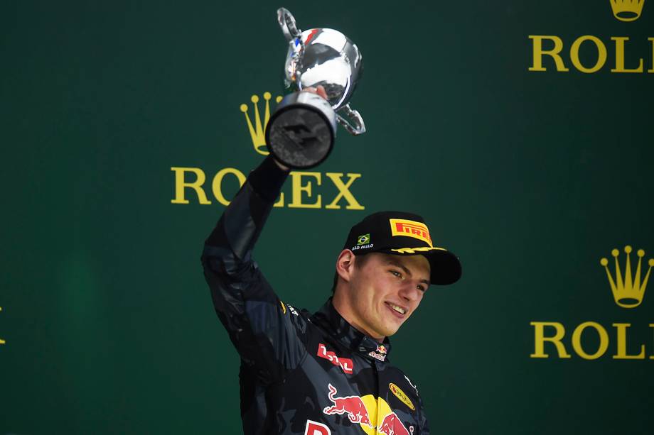 O piloto Max Verstappen, da equipe Red Bull Racing, recebe troféu após concluir o Grande Prêmio do Brasil na terceira colocação, realizado no Autódromo de Interlagos - 13/11/2016