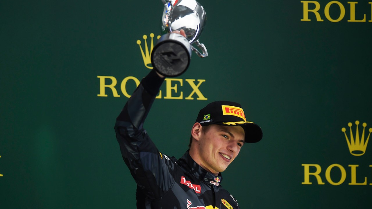 O piloto Max Verstappen, da equipe Red Bull Racing, recebe troféu após concluir o Grande Prêmio do Brasil na terceira colocação, realizado no Autódromo de Interlagos - 13/11/2016