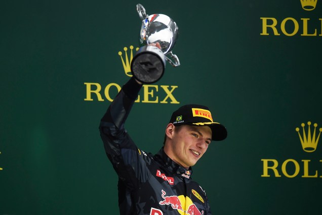 O piloto Max Verstappen, da equipe Red Bull Racing, recebe troféu após concluir o Grande Prêmio do Brasil na terceira colocação, realizado no Autódromo de Interlagos - 13/11/2016