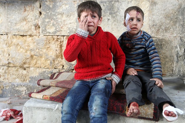Meninos feridos em um hospital de campanha choram após ataques aéreos sobre o Alepo - 18/11/2016