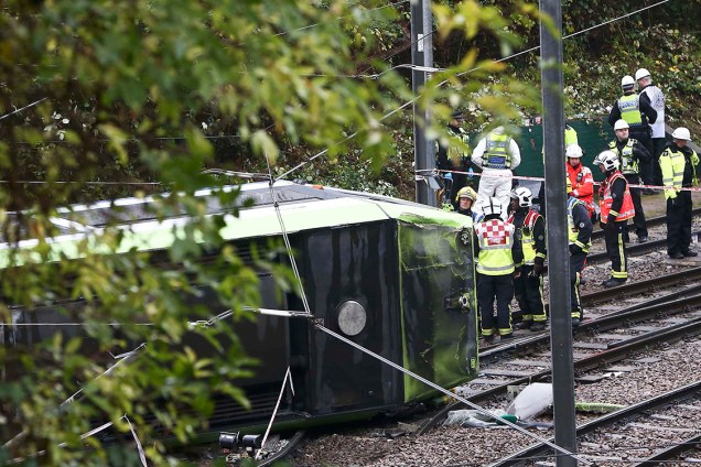 Resgate tenta retirar vítimas de batida de trem que virou na pista em Croydon, Londres - 09/11/2016