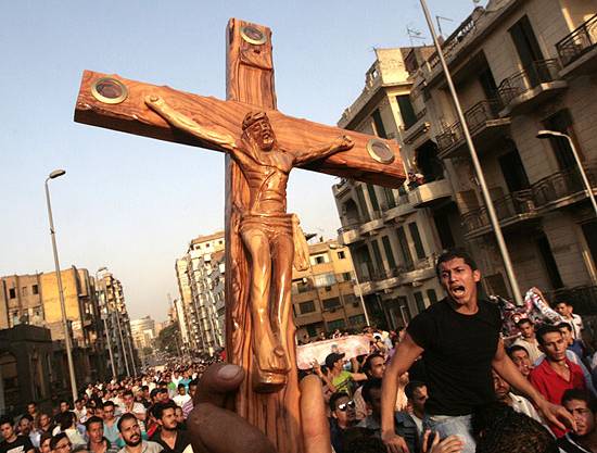 Cristãos durante ato de protesto, ontem, no Cairo, contra a morte de 25 pessoas (Amr Nabil/Associated Press )