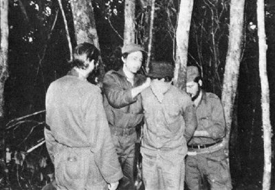 Raúl Castro venda os olhos de um prisioneiro rendido para executá-lo: notem a placidez no rosto do assassino. Paulo Vannuchi, que hoje cuida dos direitos humanos, era pró-Cuba. Queria o modelo implantado aqui no Brasil