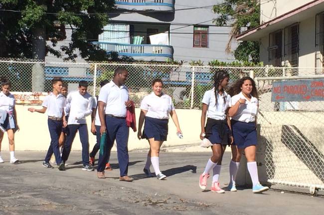 Estudantes cubanos dias após a morte de Fidel Castro