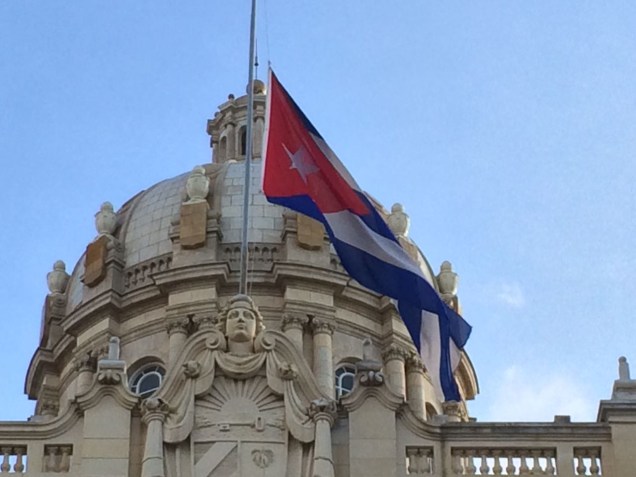 Em Havana, bandeira cubana fica a meio mastro após morte de Fidel Castro