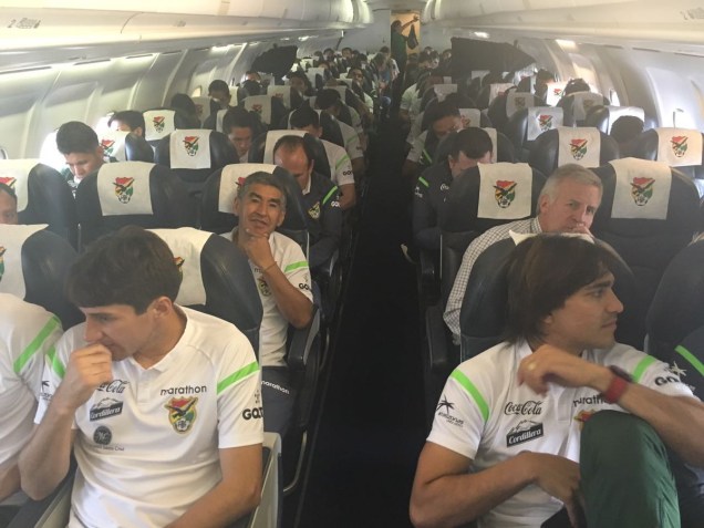 A seleção da Bolívia com atacante Marcelo Moreno (à direita) no avião personalizado da LaMia